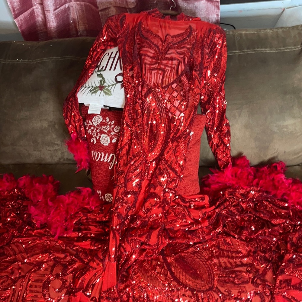 RED PROM DRESS - Picture 2 of 3